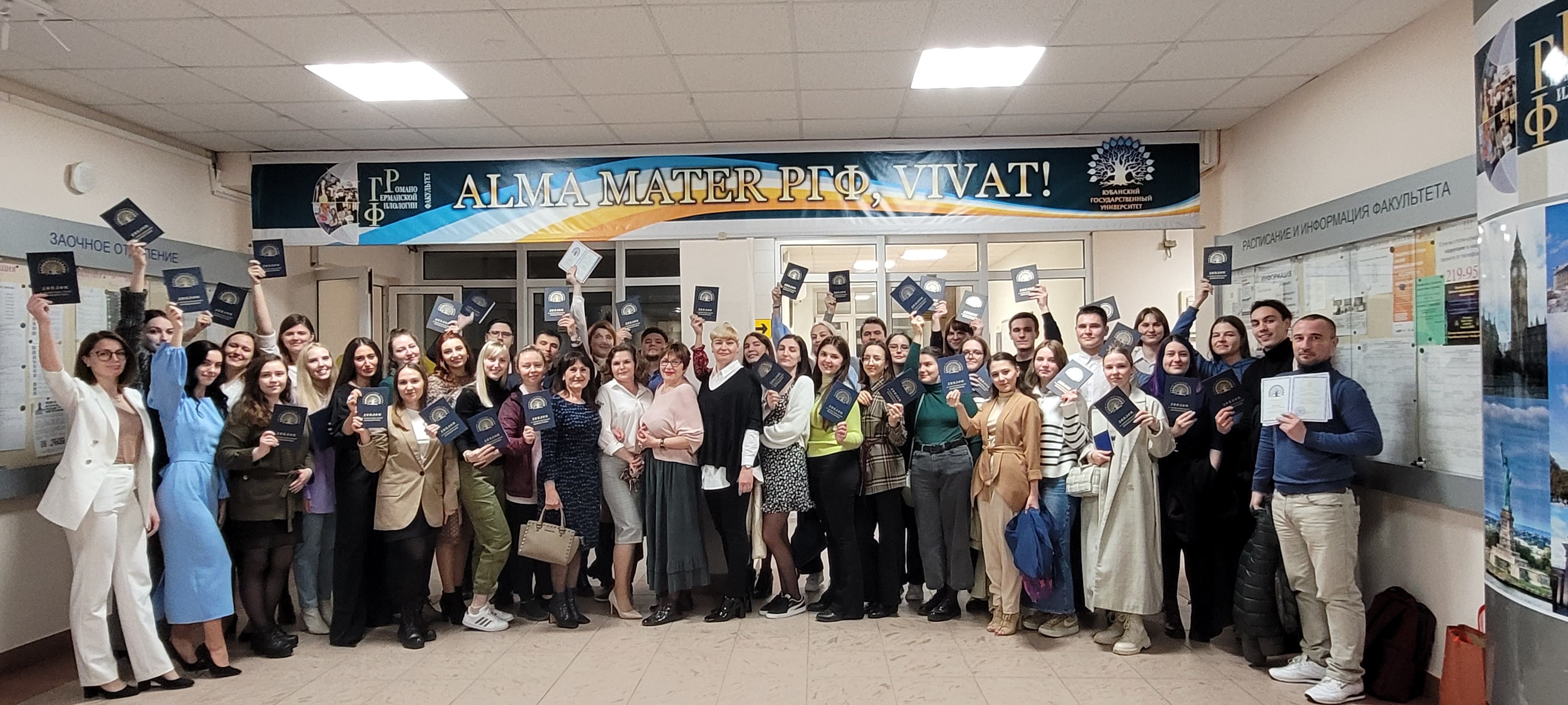 Фото Переводчик Переводчики стоят с дипломами